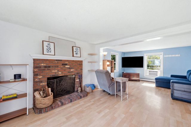 380 Plumtree Rd, Springfield, MA 01118