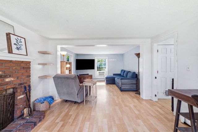 380 Plumtree Rd, Springfield, MA 01118