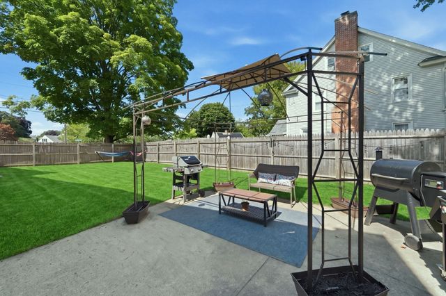 380 Plumtree Rd, Springfield, MA 01118