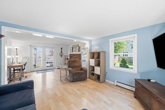 380 Plumtree Rd, Springfield, MA 01118