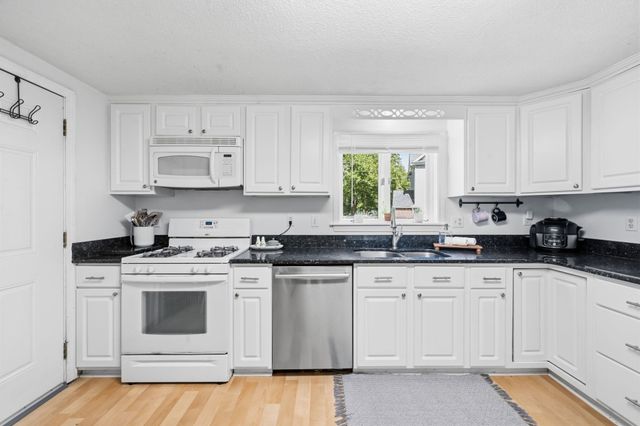 380 Plumtree Rd, Springfield, MA 01118