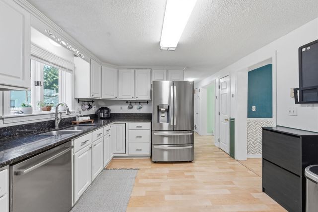 380 Plumtree Rd, Springfield, MA 01118