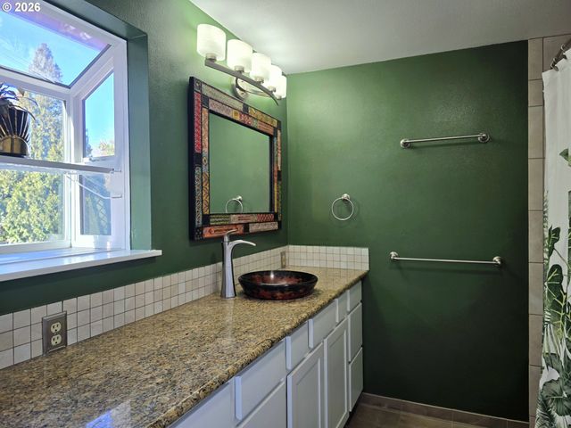 417 Se ROBERTS Ave, Gresham, OR 97080