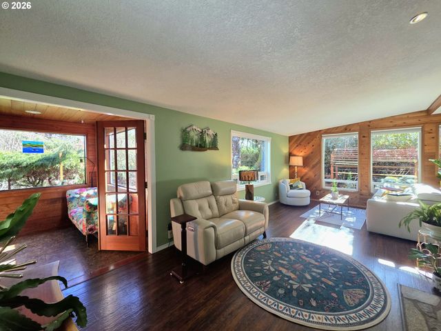 417 Se ROBERTS Ave, Gresham, OR 97080