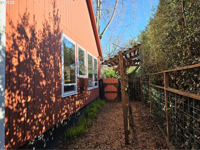 417 Se ROBERTS Ave, Gresham, OR 97080