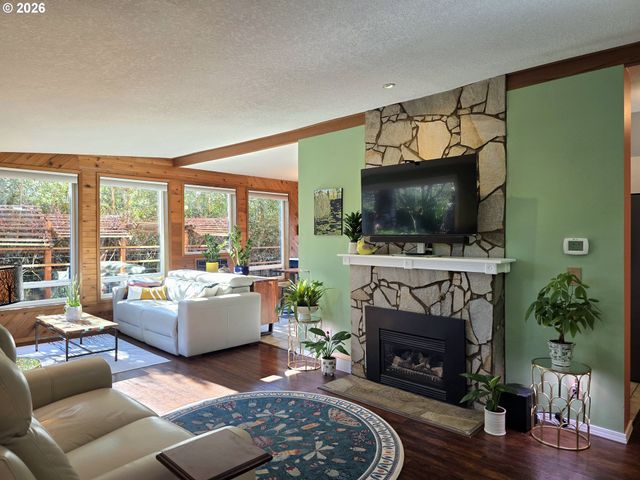 417 Se ROBERTS Ave, Gresham, OR 97080