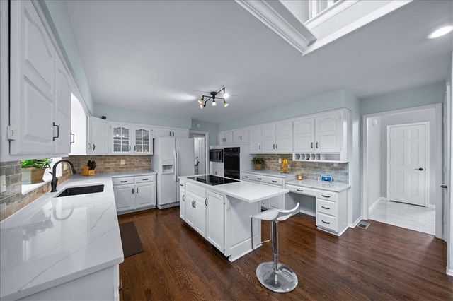 4300 W 125th Terrace, Leawood, KS 66209