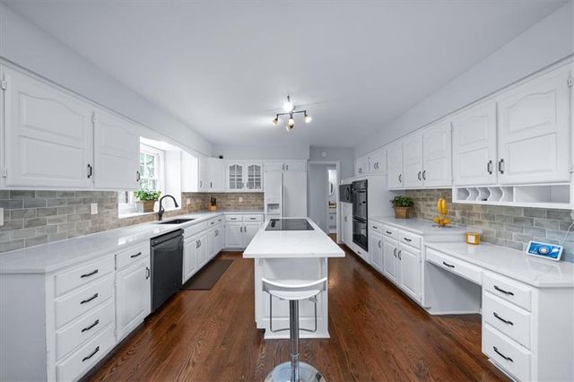 4300 W 125th Terrace, Leawood, KS 66209