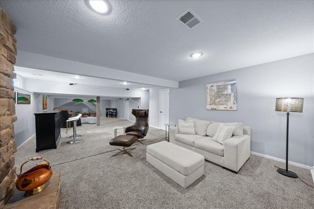 4300 W 125th Terrace, Leawood, KS 66209