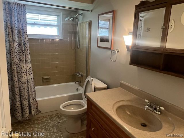 1092 Arthur Drive, Troy, MI 48083