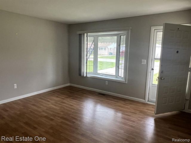 1092 Arthur Drive, Troy, MI 48083