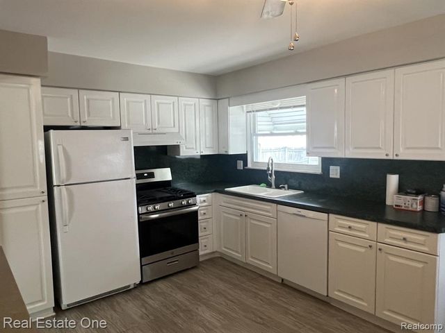 1092 Arthur Drive, Troy, MI 48083