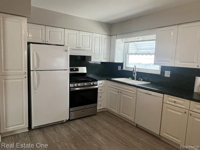 1092 Arthur Drive, Troy, MI 48083