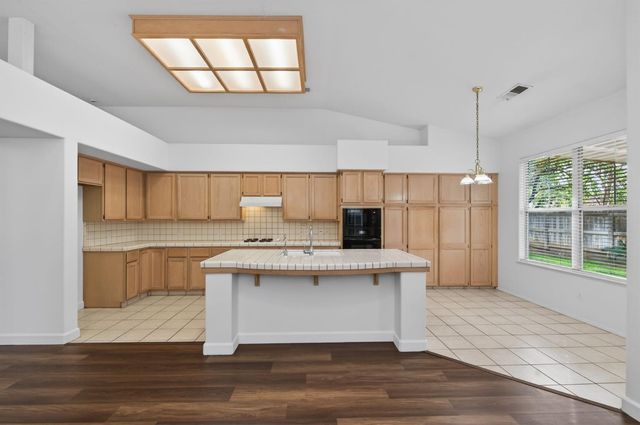 8679 N Whitney Avenue, Fresno, CA 93720