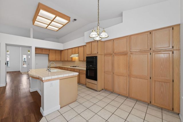 8679 N Whitney Avenue, Fresno, CA 93720