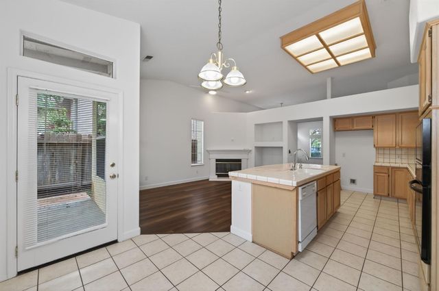 8679 N Whitney Avenue, Fresno, CA 93720