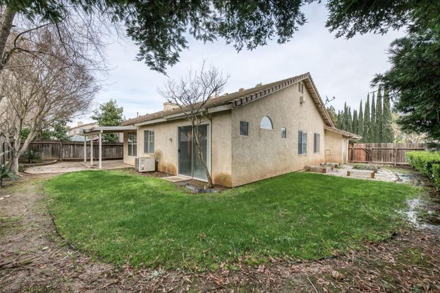 8679 N Whitney Avenue, Fresno, CA 93720