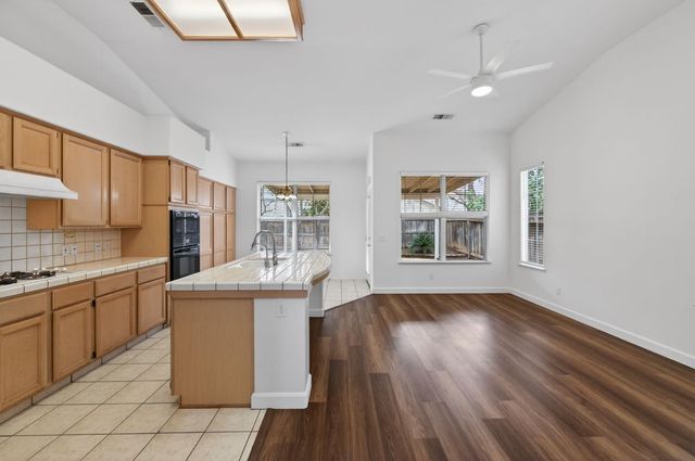 8679 N Whitney Avenue, Fresno, CA 93720