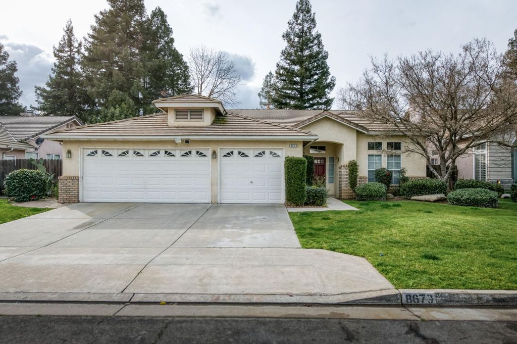 8679 N Whitney Avenue, Fresno, CA 93720