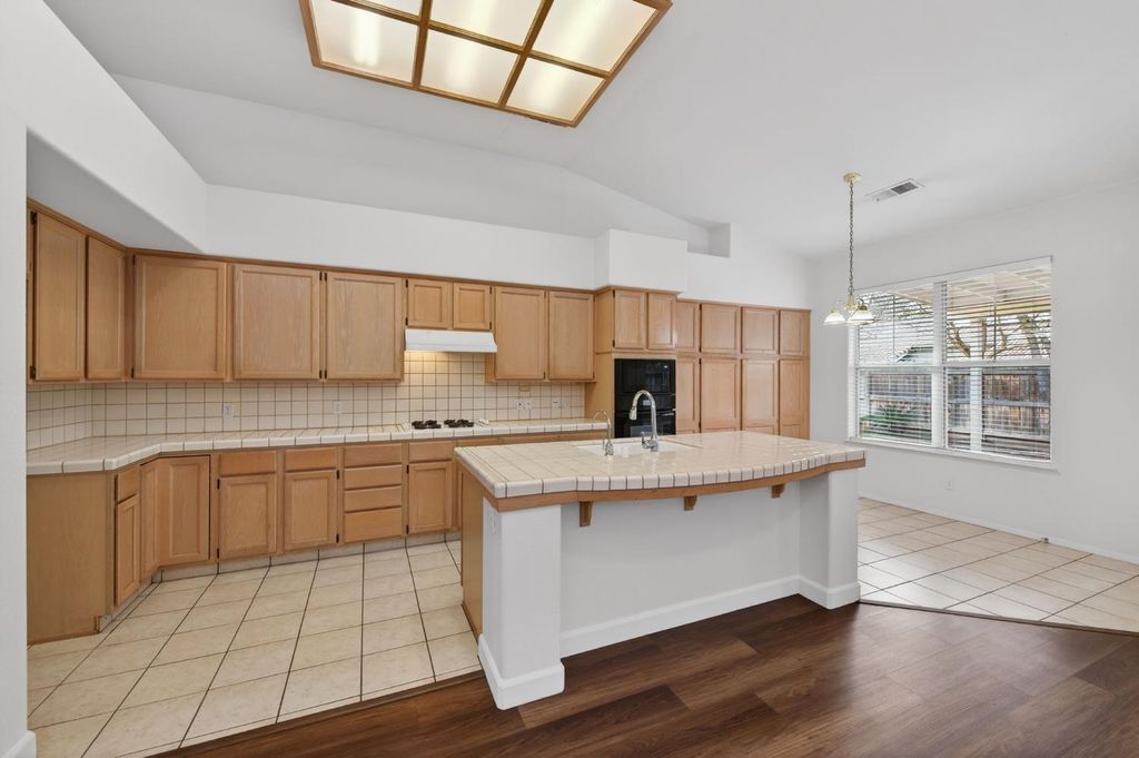 Image 11 of property listing at 8679 N Whitney Avenue, Fresno, CA 93720