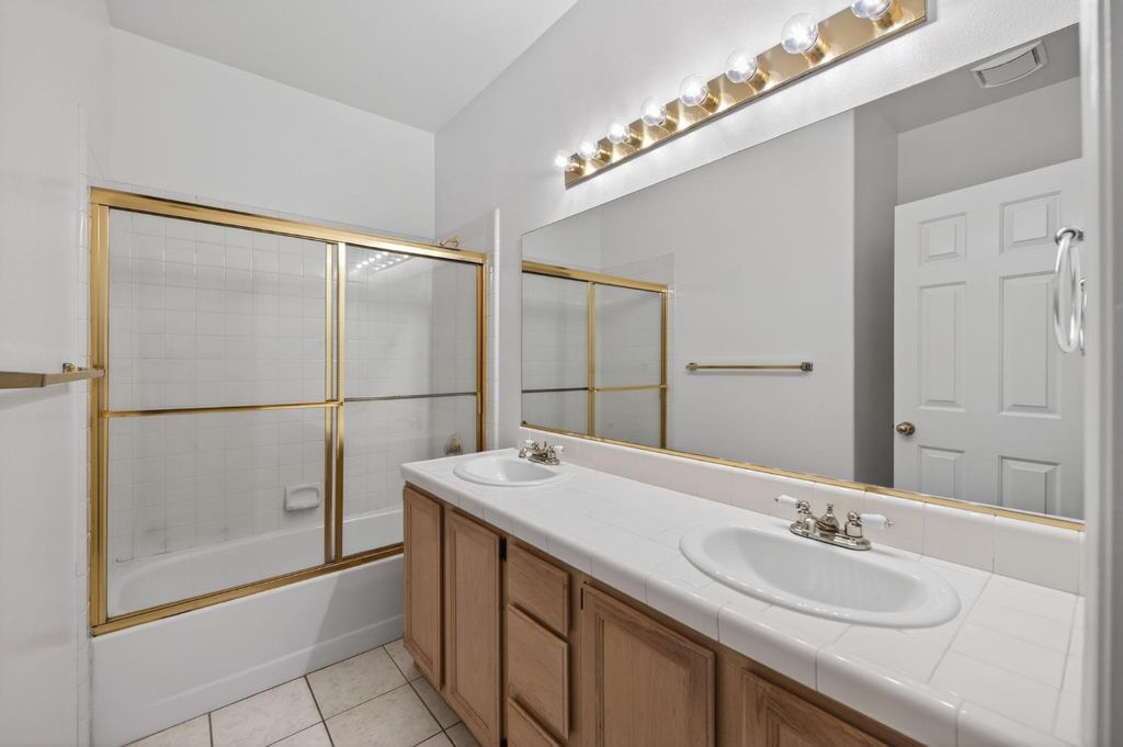 Image 21 of property listing at 8679 N Whitney Avenue, Fresno, CA 93720