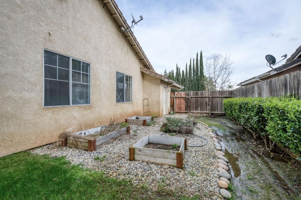 Image 28 of property listing at 8679 N Whitney Avenue, Fresno, CA 93720