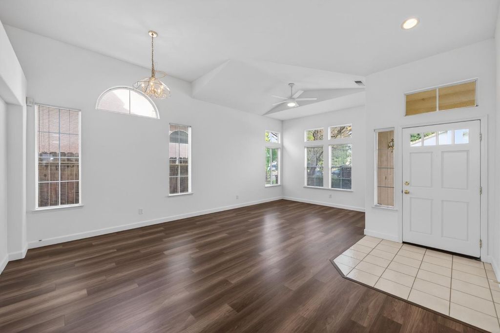 Image 3 of property listing at 8679 N Whitney Avenue, Fresno, CA 93720