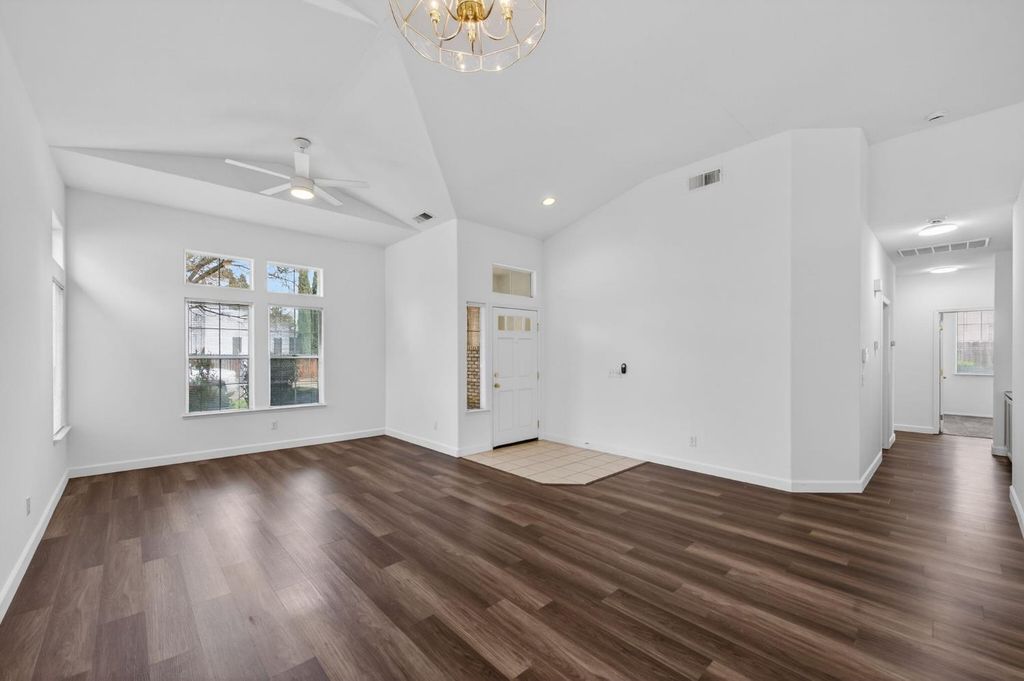 Image 6 of property listing at 8679 N Whitney Avenue, Fresno, CA 93720