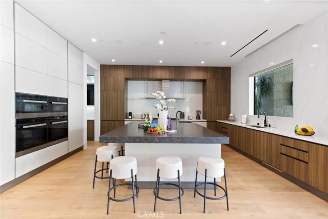 5702 Melvin Avenue, Tarzana, CA 91356