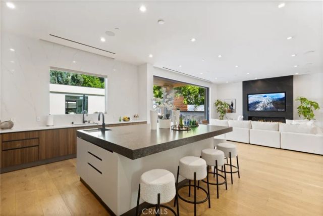 5702 Melvin Avenue, Tarzana, CA 91356