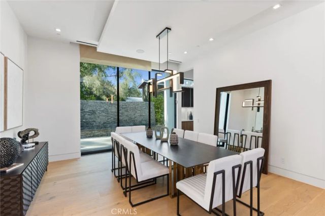 5702 Melvin Avenue, Tarzana, CA 91356