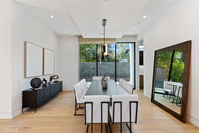 5702 Melvin Avenue, Tarzana, CA 91356