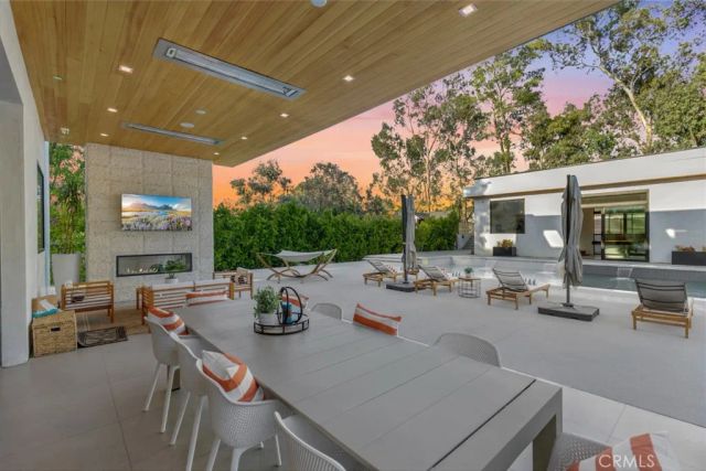 5702 Melvin Avenue, Tarzana, CA 91356