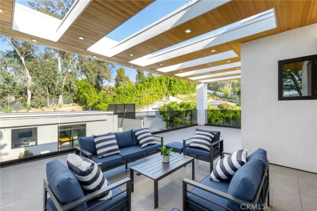 5702 Melvin Avenue, Tarzana, CA 91356