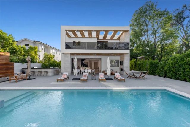 5702 Melvin Avenue, Tarzana, CA 91356