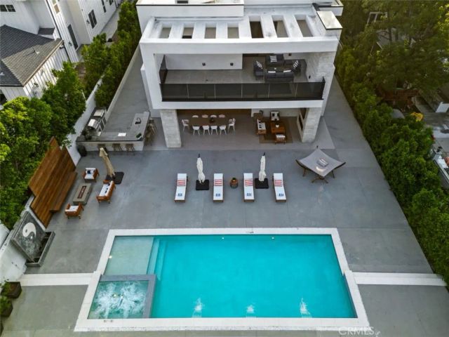5702 Melvin Avenue, Tarzana, CA 91356