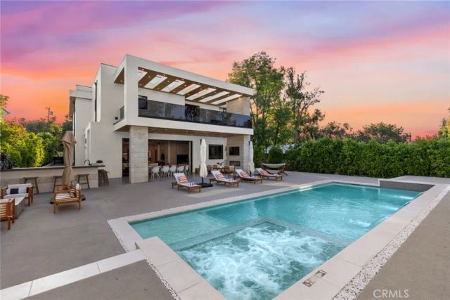 5702 Melvin Avenue, Tarzana, CA 91356