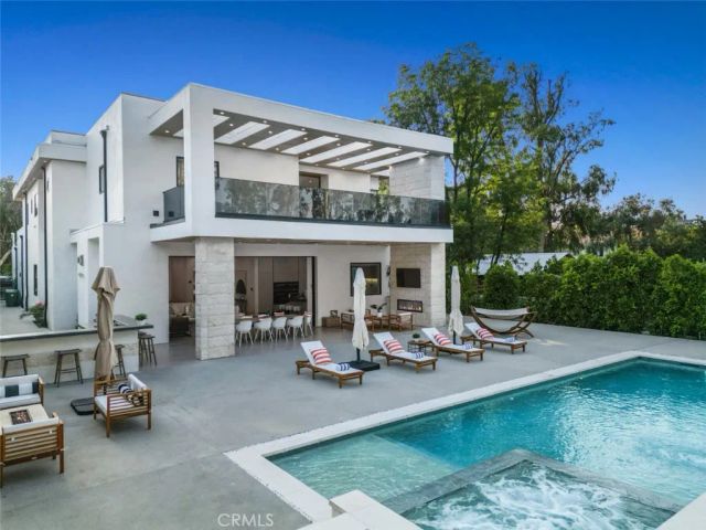 5702 Melvin Avenue, Tarzana, CA 91356