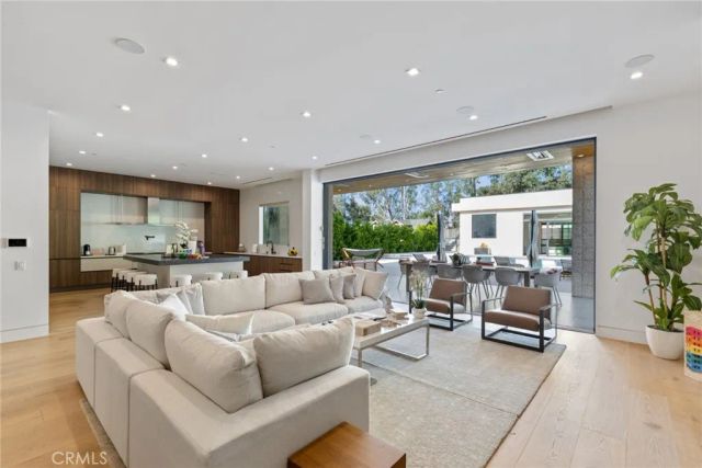 5702 Melvin Avenue, Tarzana, CA 91356