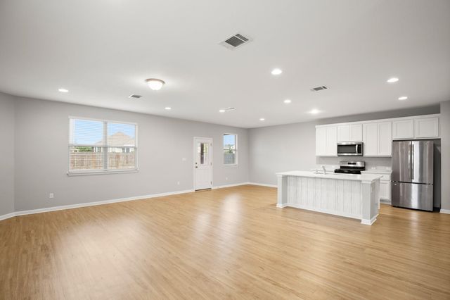6807 Tiznow LN, Buda, TX 78610