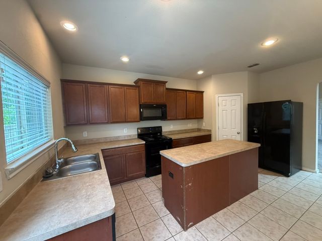 5548 Thunder Bay Drive, Fort Worth, TX 76119