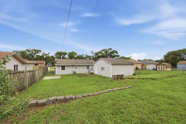 6654 N Longmont St, Park City, KS 67219