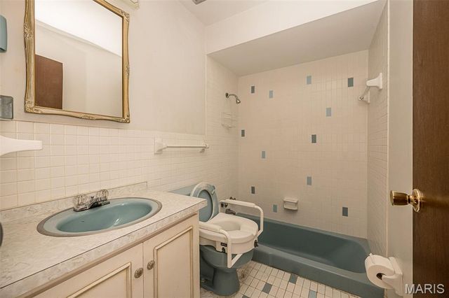 3705 Seville Drive, Florissant, MO 63033