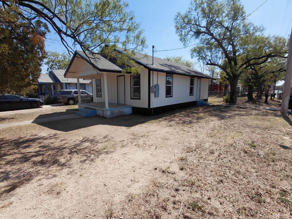 Image 1 of property listing at 203 E 11th Street, San Angelo, TX 76903
