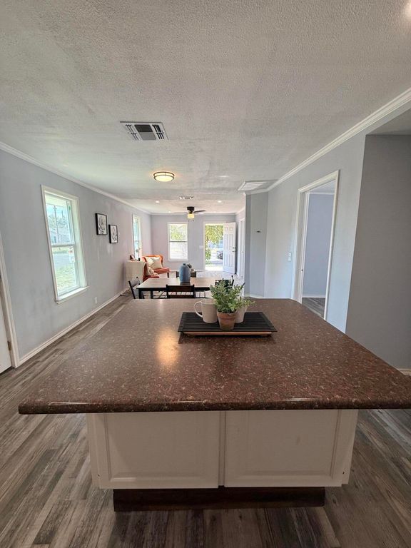 Image 10 of property listing at 203 E 11th Street, San Angelo, TX 76903