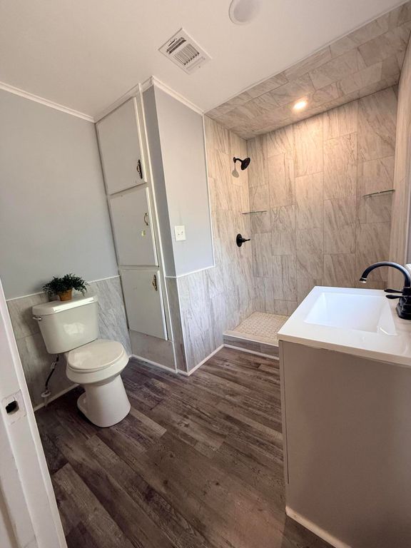 Image 13 of property listing at 203 E 11th Street, San Angelo, TX 76903