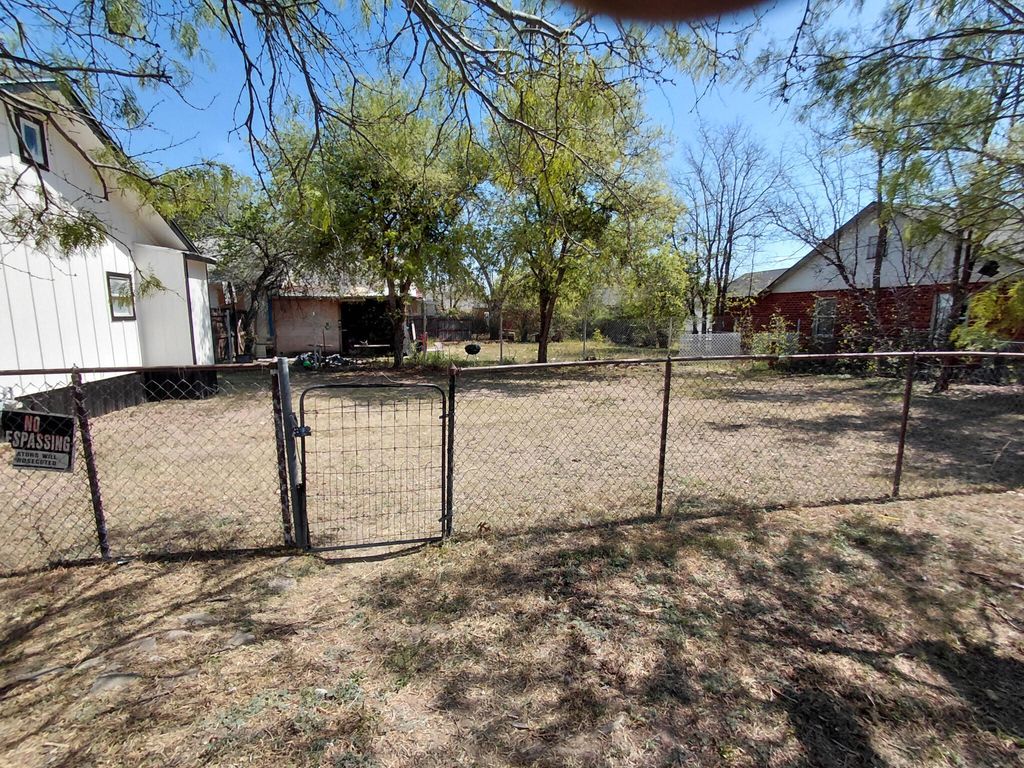 Image 15 of property listing at 203 E 11th Street, San Angelo, TX 76903