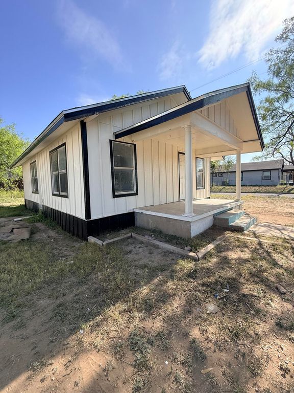 Image 3 of property listing at 203 E 11th Street, San Angelo, TX 76903