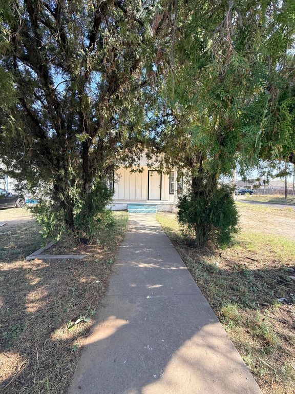 Image 4 of property listing at 203 E 11th Street, San Angelo, TX 76903