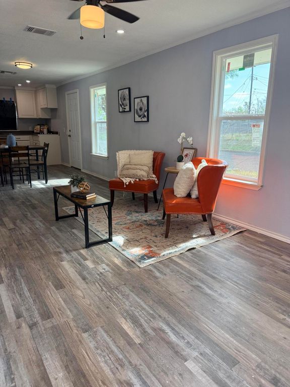 Image 5 of property listing at 203 E 11th Street, San Angelo, TX 76903